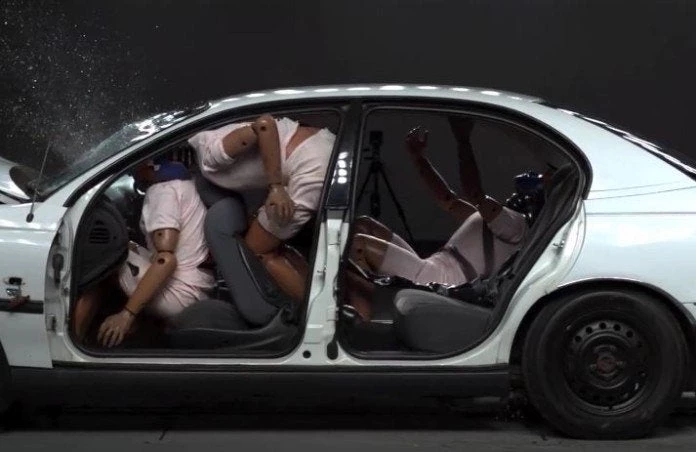 Φοράμε πάντα ζώνη ασφαλείας και στα μπροστινά και στα πίσω καθίσματα (βίντεο)